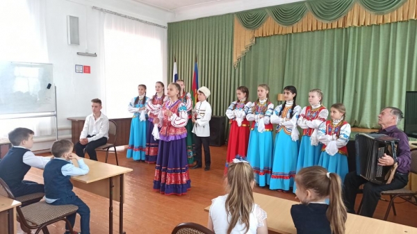 19 мая учащиеся Мостовской детской школы искусств выступили с концертной программой для самых юных школьников - учащихся 1х классов средней школы № 1 имени В.Н. Березуцкого.